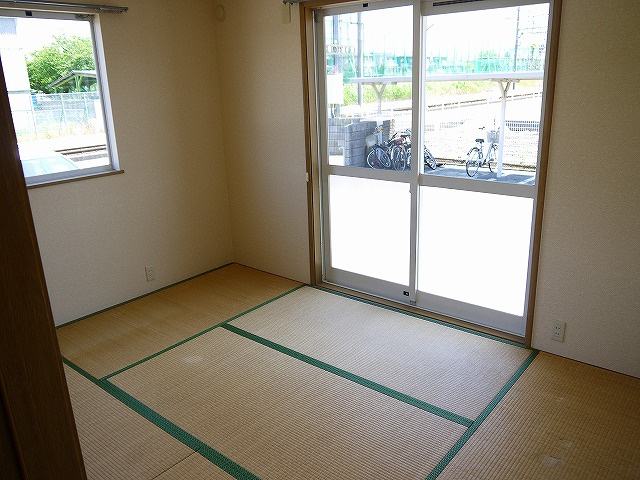 エステートピア二階堂の和室|柔らかい畳が心地よい和室