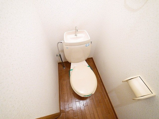 エステートピア二階堂のトイレ|落ち着いた色調のトイレです