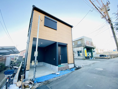 【外観】 | ☆洗練されたクールデザイン☆売主直売！仲介手数料不要／城南4丁目新築戸建 | 西側は駐車場の為角地のような開放感が味わえます(^^♪