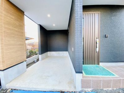 【駐車場】 | ☆洗練されたクールデザイン☆売主直売！仲介手数料不要／城南4丁目新築戸建 | ビルトインカースペースなので雨の日の乗り降りで濡れにくいのも特徴です＼(^o^)／