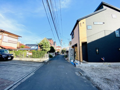 【前面道路含む現地写真】 | ☆洗練されたクールデザイン☆売主直売！仲介手数料不要／城南4丁目新築戸建 | 交通量の少ない住宅地です☆青空の映える陽当りの良い区画です(*'▽')陽当りの良いとなっております！カラッとした青空が映える現地となっております。東側は隣地通路、西側は駐車場なので開放感もございます。