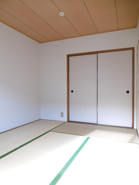 アーバンライフ津福【10,000円キャッシュバック対象物件】の和室|畳の上でゆっくりとくつろげる和室です