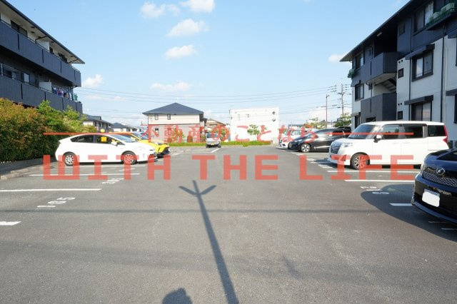 シャンポール【10,000円キャッシュバック対象物件】の駐車場|車をお持ちの方に嬉しい駐車場付きの物件です