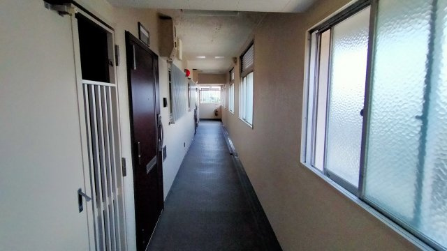 高殿コーポのその他共用部分|玄関前通路です。