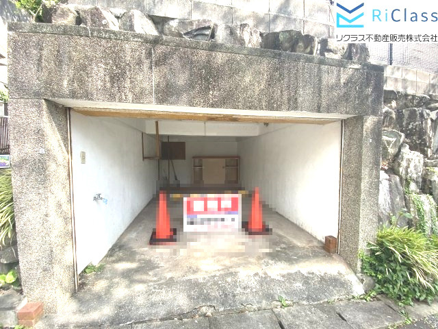 中古戸建　神戸市北区広陵町6丁目35の駐車場|駐車場があるので、車を買う予定の方も安心です