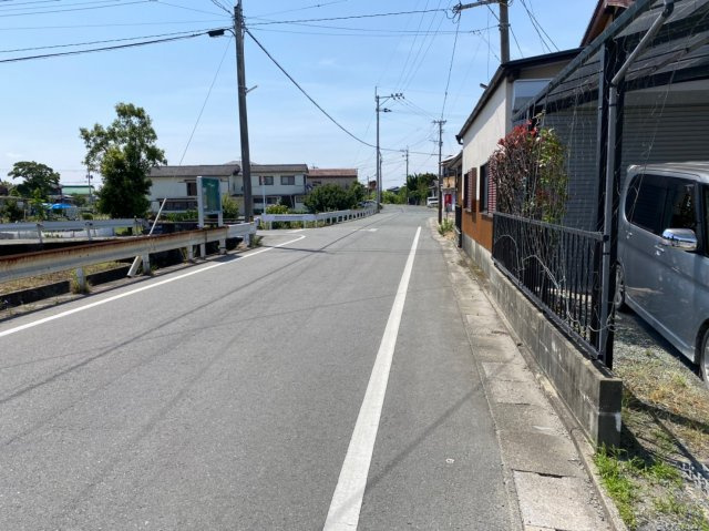 柳川市久々原の中古一戸建の前面道路含む現地写真
