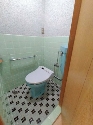 【トイレ】 | 林寺４丁目中古テラス | DK内にある、レトロなタイルのトイレです。