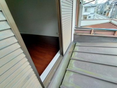 【バルコニー】 | 林寺４丁目中古テラス | 洋室の窓からバルコニーに出られます。