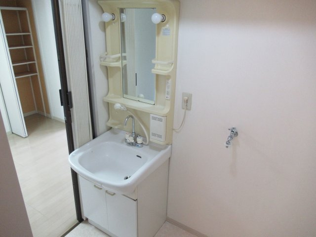 ディアスクリビアの独立洗面台|独立洗面台、小物を置くことができて便利です