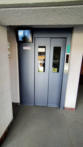 ネオコーポ野江のその他共用部分|エレベーター内はモニターがあるので、防犯面も安心です♪