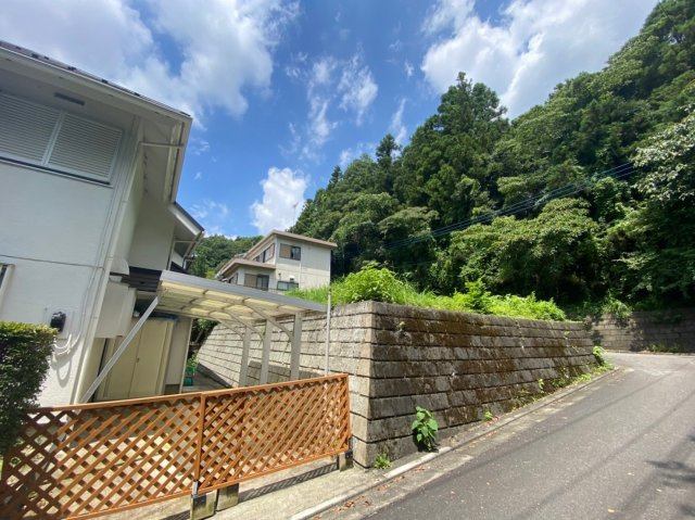 日の出町平井売地の前面道路含む現地写真|東側公道より撮影。