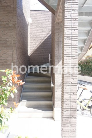 熊本市中央区弥生町のアパートのエントランス