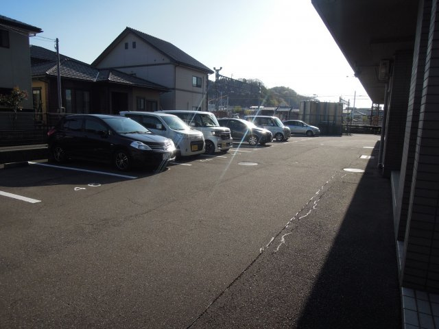 サーパス木田町の駐車場