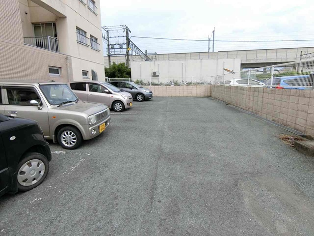サンライズ荒木駅前の駐車場