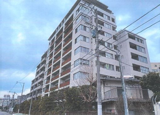 【外観】 | 六本松エリアの利便性と、樋井川沿いののどかさを兼ね備えたぜいたくな立地です。駅までは徒歩8分でアクセスできます。ペット相談OKなので、大切な家族も一緒に新生活を始められますよ♪