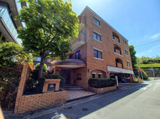 【外観】 | 七隈線薬院駅までは徒歩14分。徒歩5分のバス停からバスもあります☆彡
敷地内駐車場空きがあるので、車をお持ちの方でも安心ですね♪