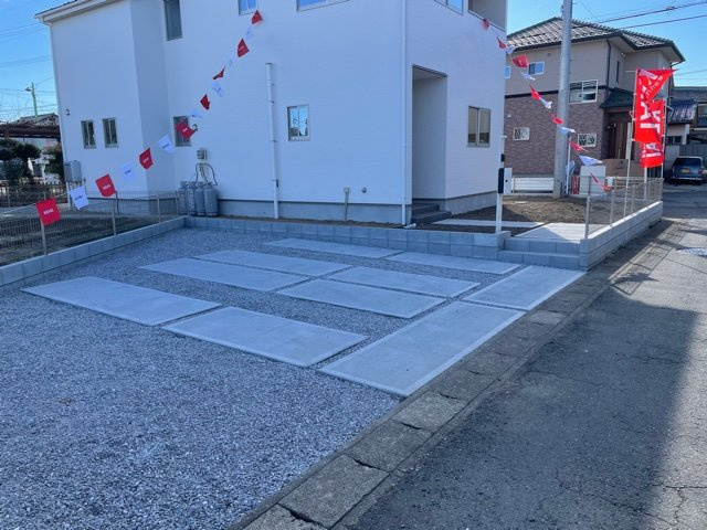 上里町神保原町1期（全1棟）1号棟の前面道路含む現地写真