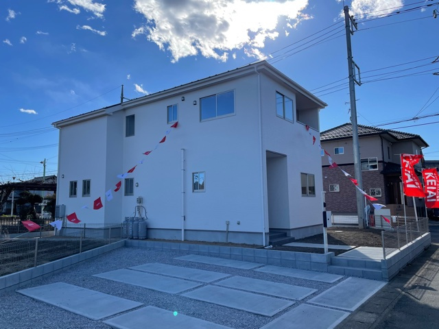 上里町神保原町1期（全1棟）1号棟の前面道路含む現地写真