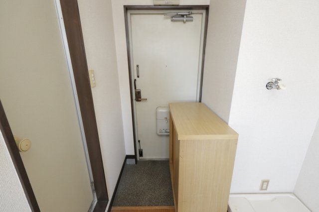 小松マンションの玄関