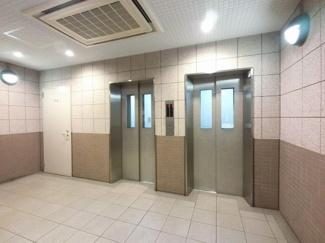 【その他共用部分】 | お買い物時やベビーカーの出し入れに便利なエレベーター付
混雑時にも便利なエレベーター2基付です。