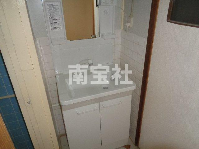 【洗面所】 | シャワー付き洗面台です