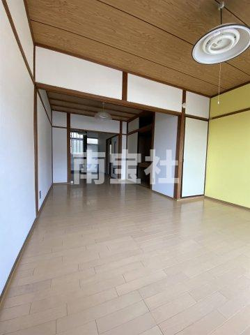 【居間・リビング】 | イエローのアクセントクロスが素敵です