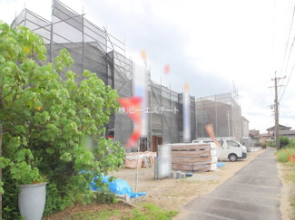 【前面道路含む現地写真】