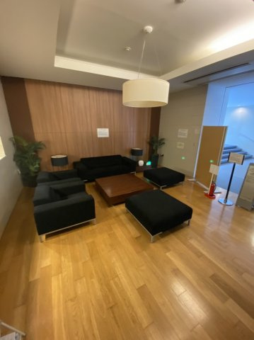 ソライエ・プレミアムテラスのその他共用部分|ソファーで寛げるエントランスラウンジ