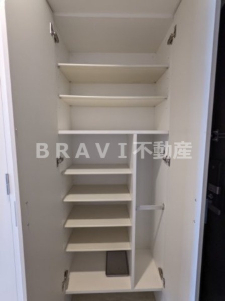 エスリード大阪城アクシス BRAVI不動産の玄関|【エスリード大阪城アクシス】収納もある玄関です
