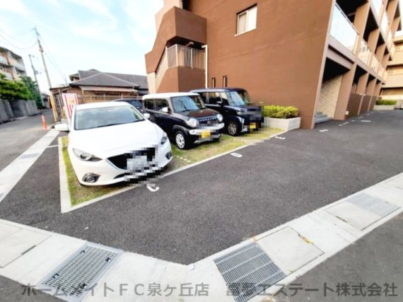 イデアルMIYAの駐車場