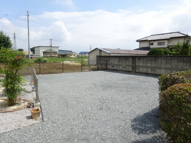 前橋市上細井町の中古一戸建の駐車場|カーポート4台分の他にも駐車場がさらに3～4台分ございます！