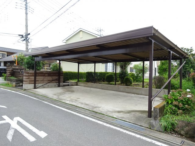 前橋市上細井町の中古一戸建の駐車場|4台余裕の大型カーポート完備！