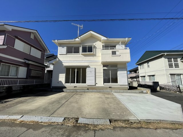 児玉郡上里町嘉美　中古の外観|前面道路含む現地写真です