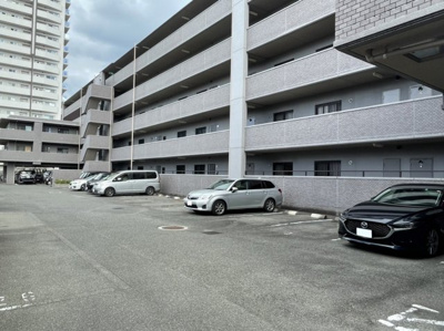 【駐車場】 | フローレンス楽々園 | 空き無（令和4年7月現在）
※近隣月極駐車場確保しております（税込9900円）詳細はお問い合わせください♪