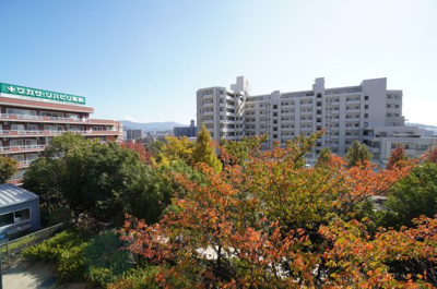 【展望】 | パークハウス東山公園の街弐番館（リノベ済） | 【四季を感じる】
四季の移ろい・爽やかな青空や風を感じられ
自然を愉しめるパノラマビュー。
毎日の暮らしに余裕を感じさせてくれる、
遮る物の無い開放的な眺望を是非、ご堪能ください。
