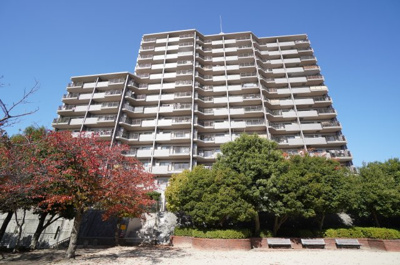 【外観】 | パークハウス東山公園の街弐番館（リノベ済） | 【耐震性】
耐震性の高さを判断するポイントは、
建築確認申請日が1981年6月1日以降の
新耐震基準に適合しているかどうか。
震度６程度の大地震でも
建物が崩壊しないレベルが基準になりました。