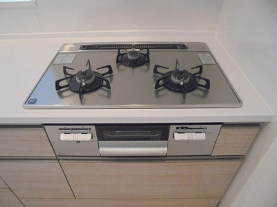 【設備】 | センターマークスタワー | その他設備：３口ガスコンロ※前回募集時の写真２０２１年４月撮影     （2021年4月撮影）