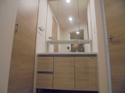 【洗面所】 | センターマークスタワー | 洗面所：洗面化粧台※前回募集時の写真２０２１年４月撮影     （2021年4月撮影）