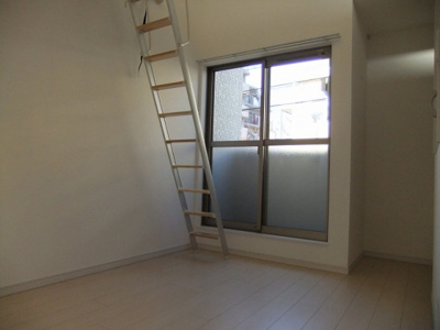 【居間・リビング】 | クワトロ・ヴィラ大橋（クワトロヴィラオオハシ） | 別号室の写真になります。現況優先。