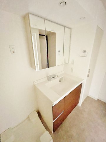 地下鉄烏丸線・東西線『烏丸御池』駅まで徒歩２分◆リビング床暖房完備◆１ＤＫ◆イーグルコート烏丸御池の独立洗面台|洗面化粧台