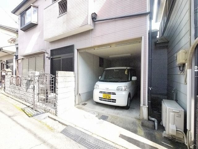 奈良阪町貸家の駐車場