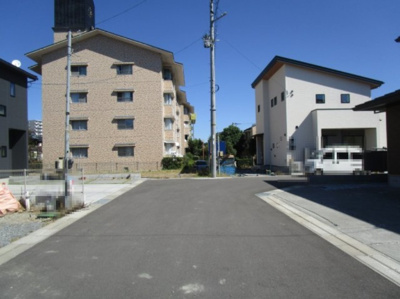 【前面道路含む現地写真】 | 高知市針木東町 　新築売家　4SLDK | 南の前面道路東向き