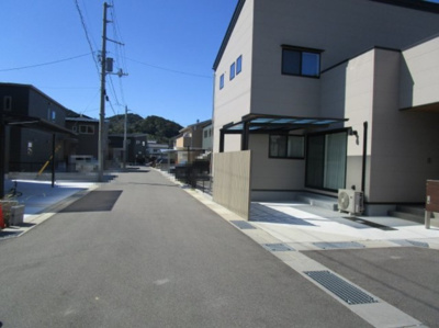 【前面道路含む現地写真】 | 高知市針木東町 　新築売家　4SLDK | 南の前面道路西向き