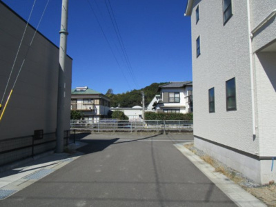 【前面道路含む現地写真】 | 高知市針木東町 　新築売家　4SLDK | 西の前面道路北向