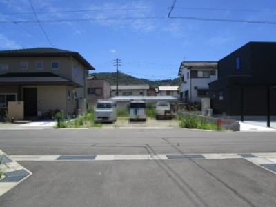 【前面道路含む現地写真】 | 高知市針木東町 　新築売家　4SLDK | 西の前面道路南向