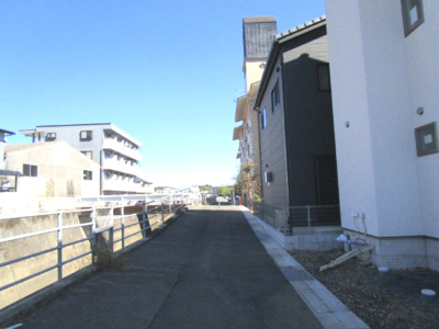 【前面道路含む現地写真】 | 高知市針木東町 　新築売家　4SLDK | 北の前面道路東向き