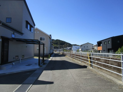 【前面道路含む現地写真】 | 高知市針木東町 　新築売家　4SLDK | 北の前面道路西向き