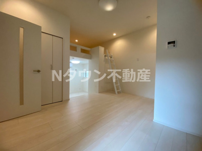 【居間・リビング】 | ハーモニーテラス上石川町V | こちらの居間で趣味の時間をお楽しみください
