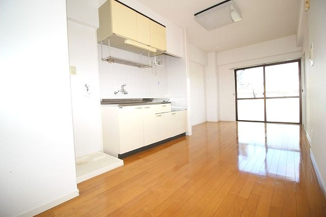 コーポハリマヤⅠの居間・リビング|ゆったりとした居間です