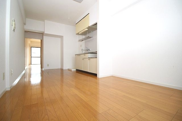 コーポハリマヤⅠの居間・リビング|こちらの居間で趣味の時間をお楽しみください